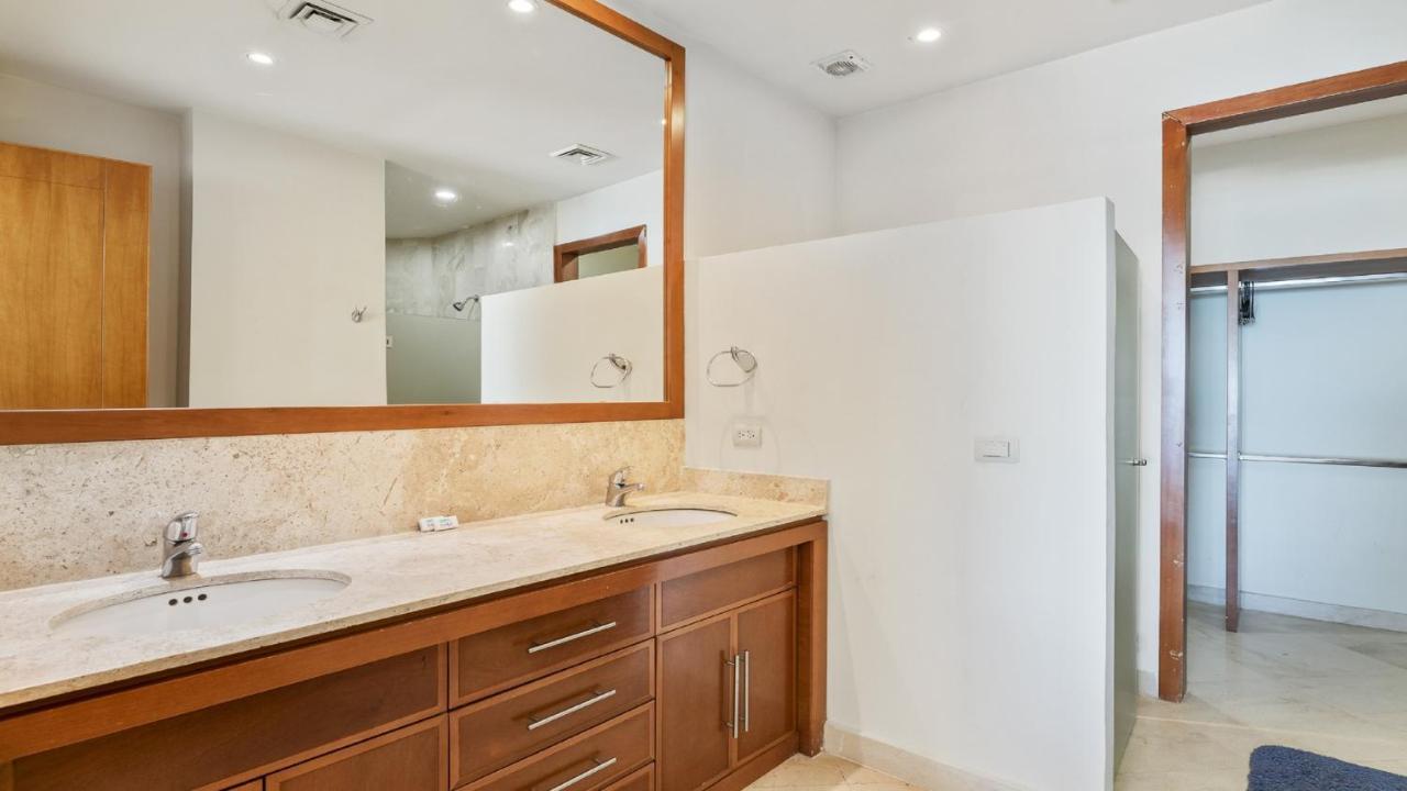Luna Blanca Penthouse By Kivoya Rocky Point Exterior photo